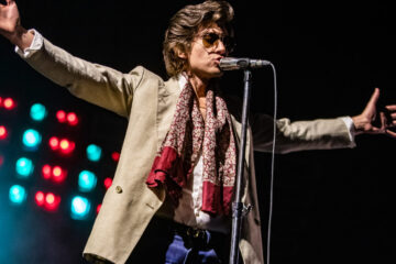 O retorno do Arctic Monkeys e o significado de apoiar a War Child para a música hoje