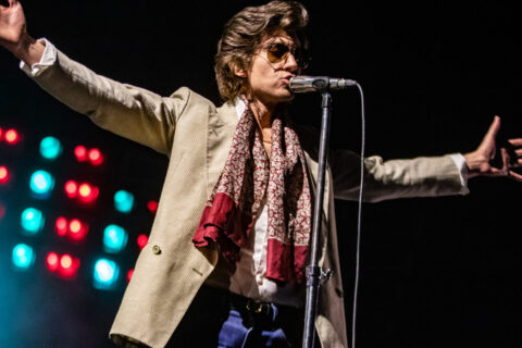 O retorno do Arctic Monkeys e o significado de apoiar a War Child para a música hoje