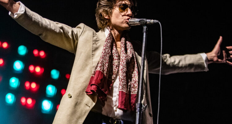 O retorno do Arctic Monkeys e o significado de apoiar a War Child para a música hoje