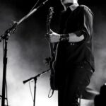 Josh Homme, vocalista do Queens of the Stone Age, tocando guitarra em show ao vivo