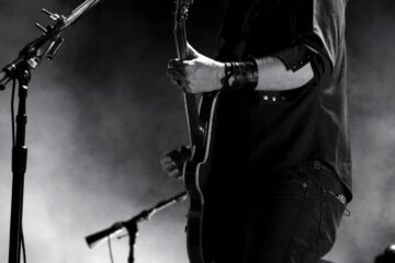 Josh Homme, vocalista do Queens of the Stone Age, tocando guitarra em show ao vivo