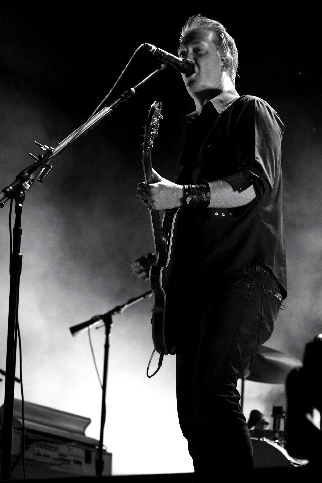 Josh Homme, vocalista do Queens of the Stone Age, tocando guitarra em show ao vivo