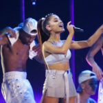 Ariana Grande em show durante turnê