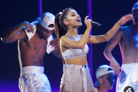 Ariana Grande em show durante turnê