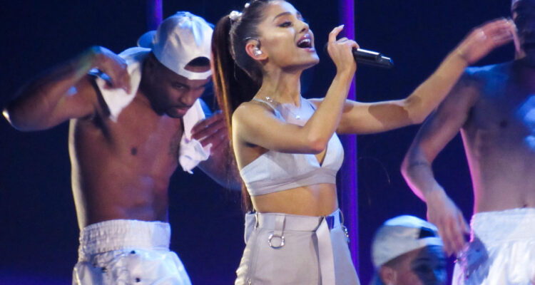 Ariana Grande em show durante turnê