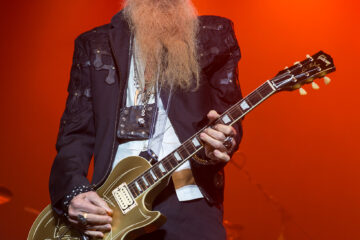 Billy Gibbons, guitarrista do ZZ Top, tocando ao vivo