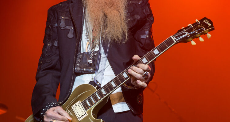 Billy Gibbons, guitarrista do ZZ Top, tocando ao vivo