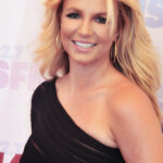 Britney Spears sorrindo em evento em 2013