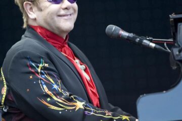 Elton John cantando ao piano em show, referência ao show do Rock in Rio 2026