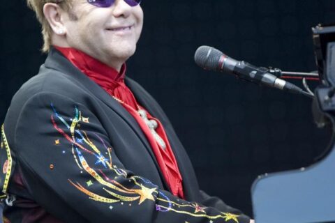 Elton John cantando ao piano em show, referência ao show do Rock in Rio 2026