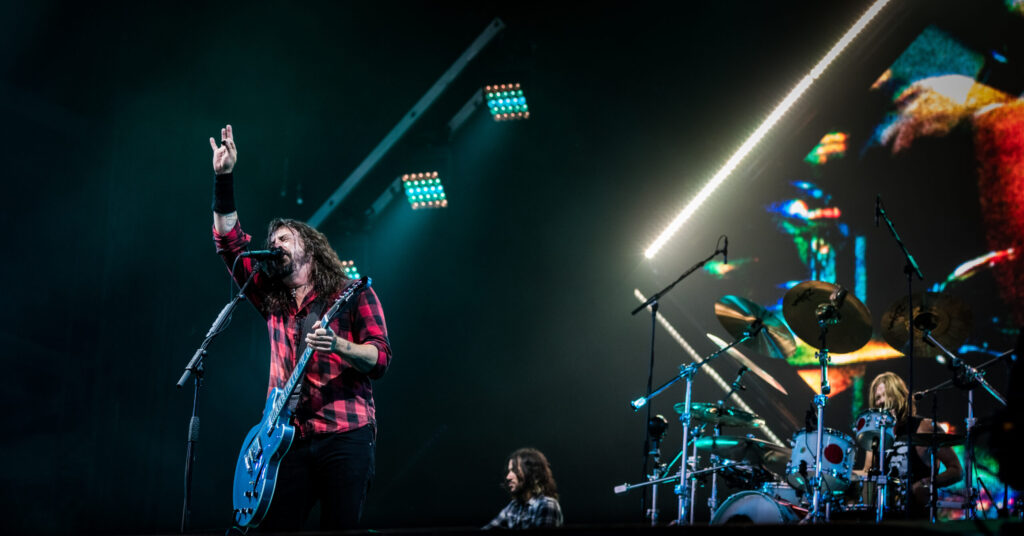 Foo Fighters se apresentando ao vivo no palco