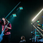 Foo Fighters se apresentando ao vivo no palco