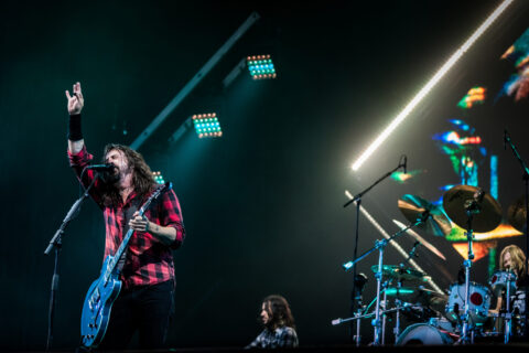 Foo Fighters se apresentando ao vivo no palco