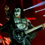 Gene Simmons, baixista e vocalista do Kiss, se apresentando ao vivo