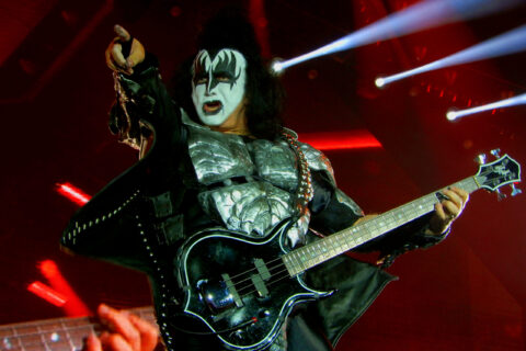 Gene Simmons, baixista e vocalista do Kiss, se apresentando ao vivo