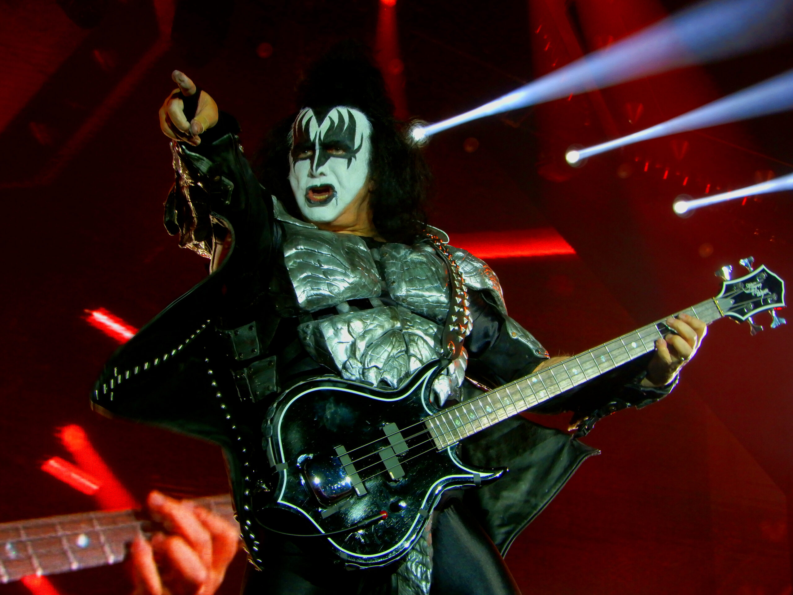 Gene Simmons, baixista e vocalista do Kiss, se apresentando ao vivo