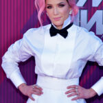 Cantora Halsey em apresentação ao vivo