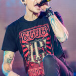 Linkin Park se apresentando ao vivo em um show de rock