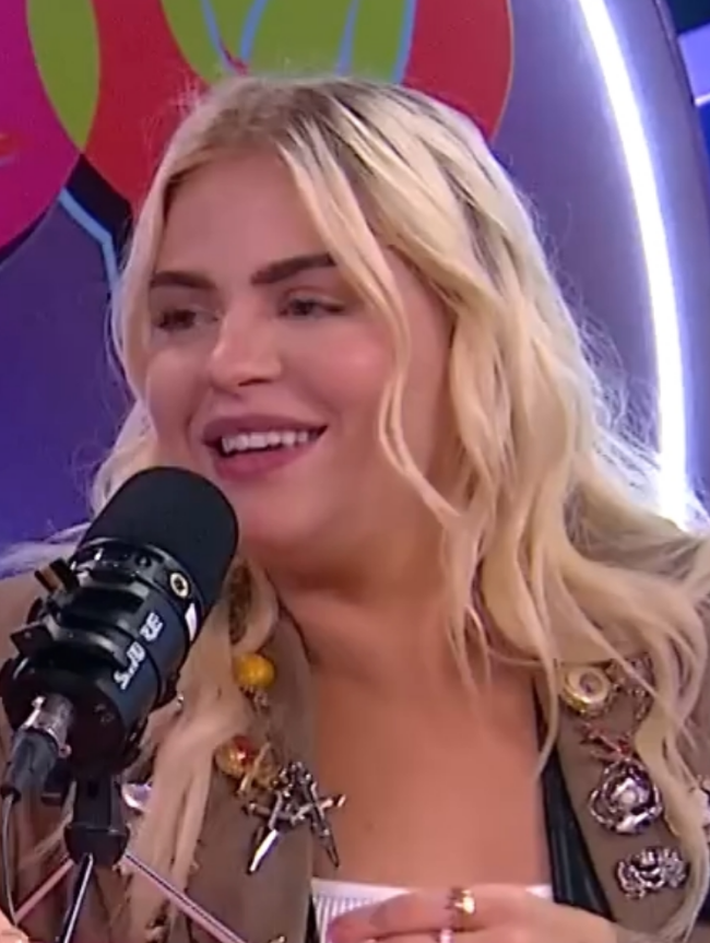 Luísa Sonza sorrindo em evento