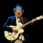 Neil Young tocando violão em apresentação
