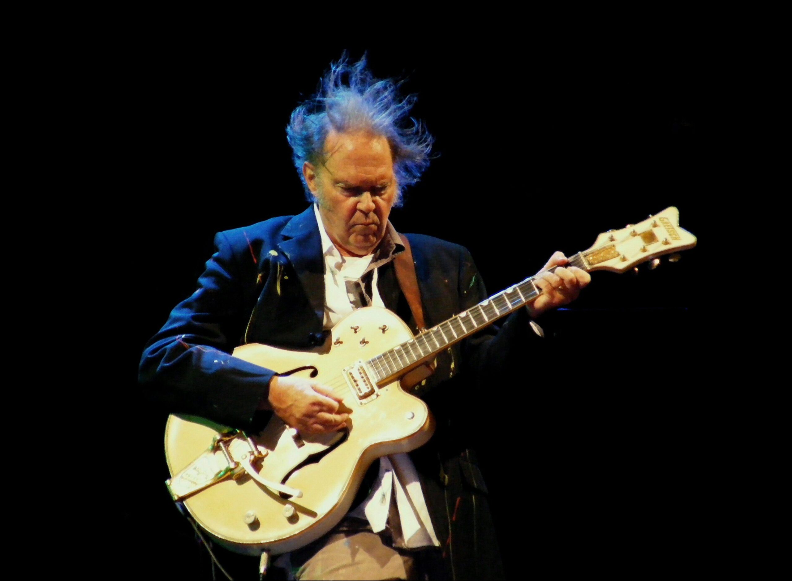 Neil Young tocando violão em apresentação