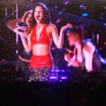 Olivia Rodrigo se apresentando ao vivo no palco do Lollapalooza Argentina