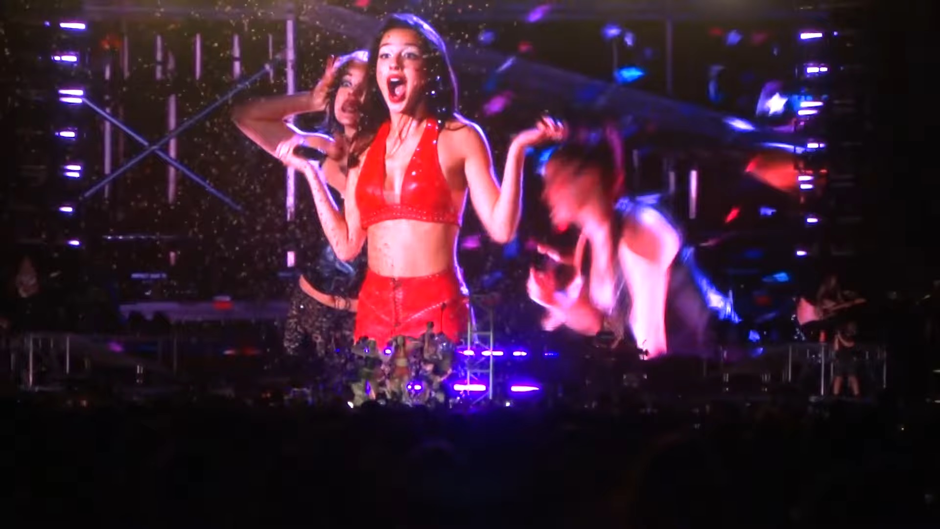 Olivia Rodrigo se apresentando ao vivo no palco