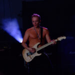 Phil Collen tocando guitarra em show do Def Leppard