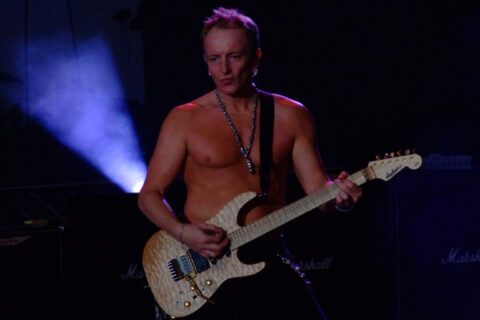 Phil Collen tocando guitarra em show do Def Leppard
