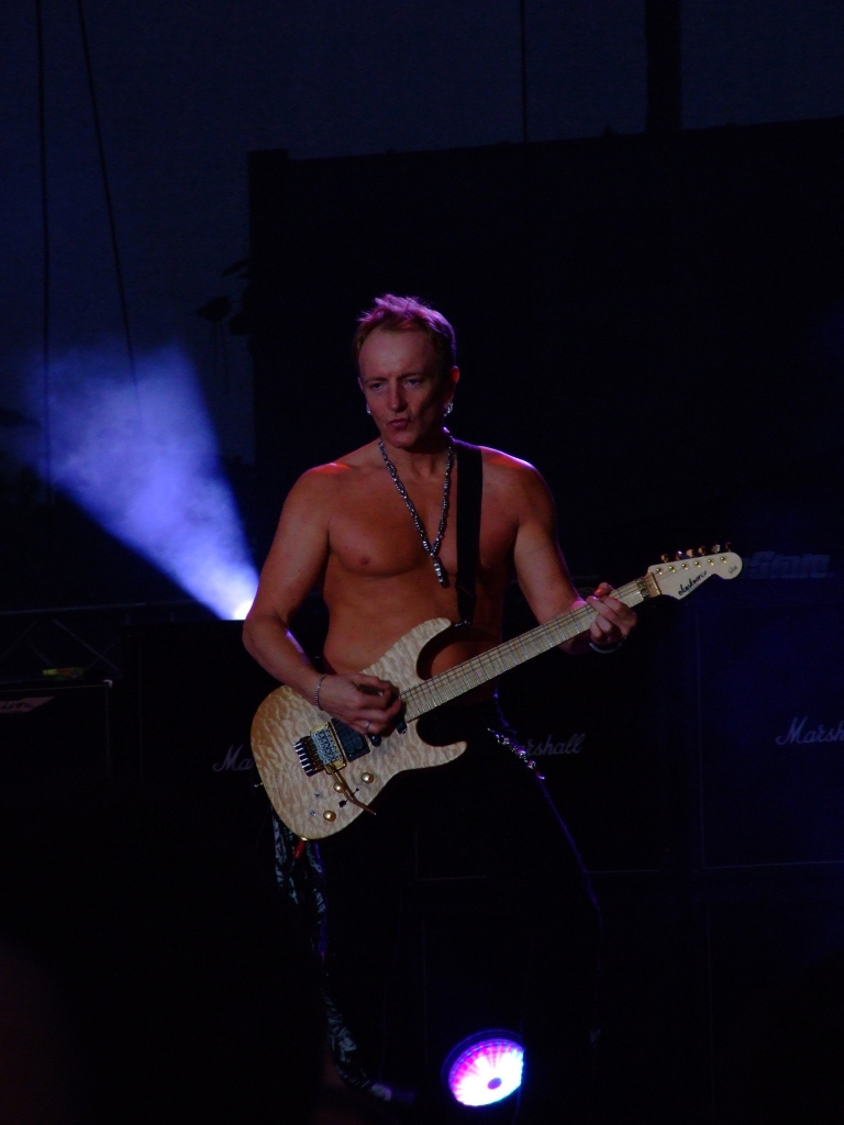 Phil Collen tocando guitarra em show do Def Leppard