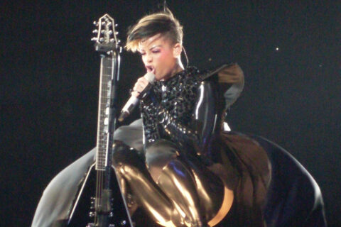 Rihanna se apresentando ao vivo em turnê