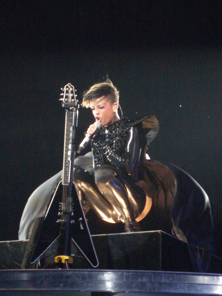 Rihanna se apresentando ao vivo em turnê