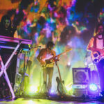Kevin Parker se apresentando com o Tame Impala em show ao vivo