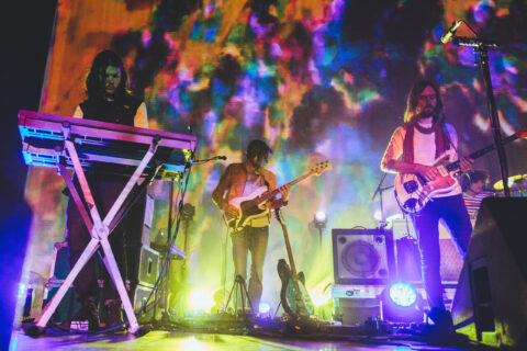Kevin Parker se apresentando com o Tame Impala em show ao vivo
