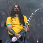Andreas Kisser, guitarrista do Sepultura, tocando ao vivo no palco