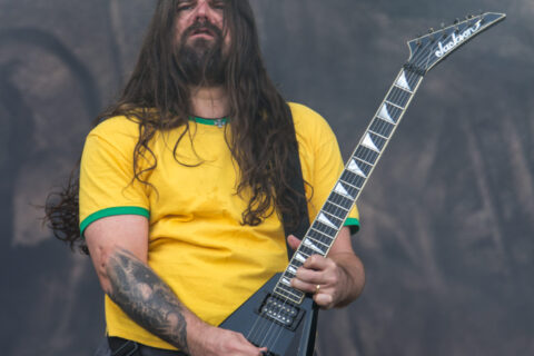 Andreas Kisser, guitarrista do Sepultura, tocando ao vivo no palco