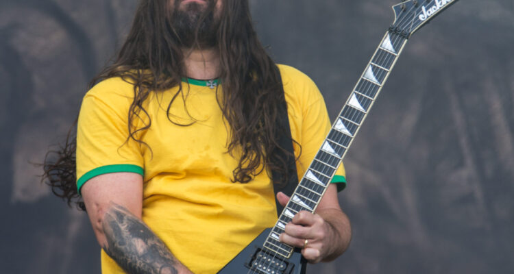Andreas Kisser, guitarrista do Sepultura, tocando ao vivo no palco