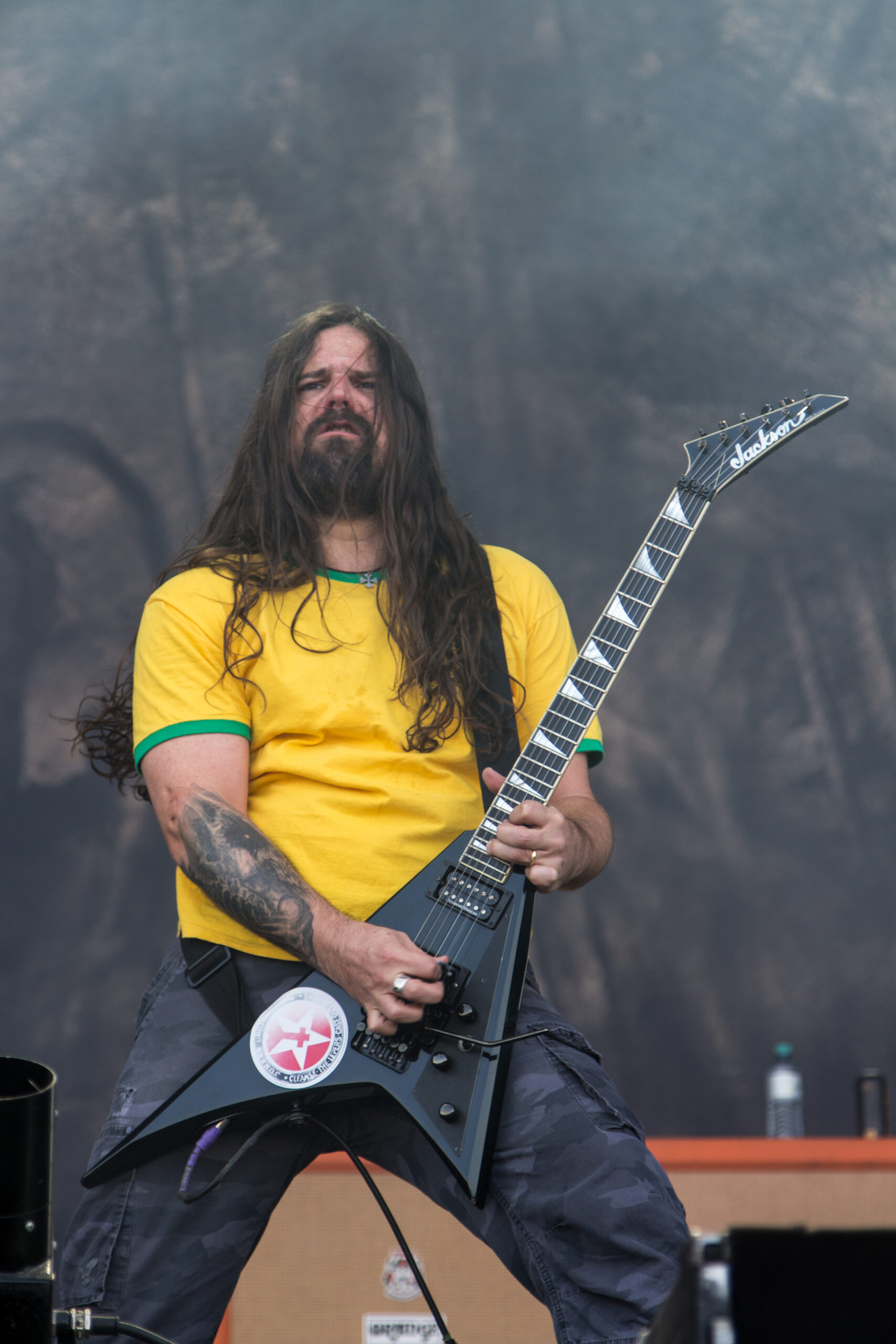 Andreas Kisser, guitarrista do Sepultura, tocando ao vivo no palco