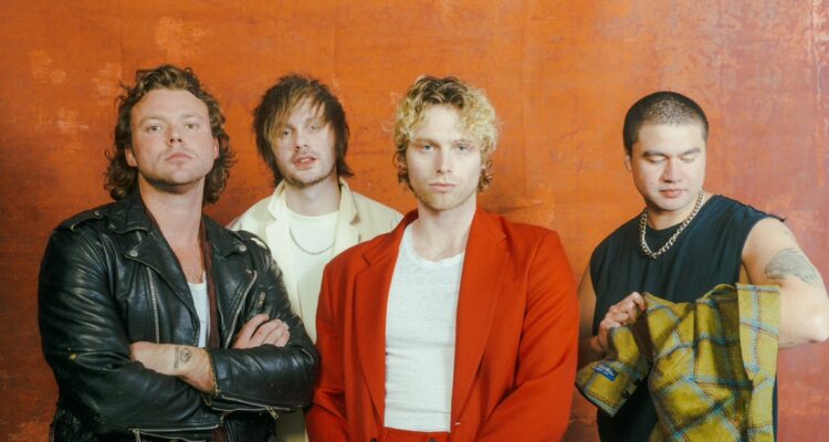 Banda 5 Seconds of Summer em apresentação ao vivo