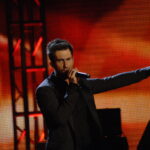 Adam Levine, vocalista do Maroon 5, se apresentando