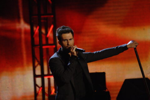 Adam Levine, vocalista do Maroon 5, se apresentando