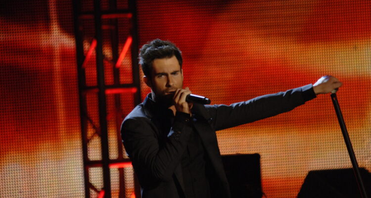 Adam Levine, vocalista do Maroon 5, se apresentando