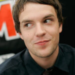 Brandon Flowers, vocalista do The Killers, se apresentando ao vivo