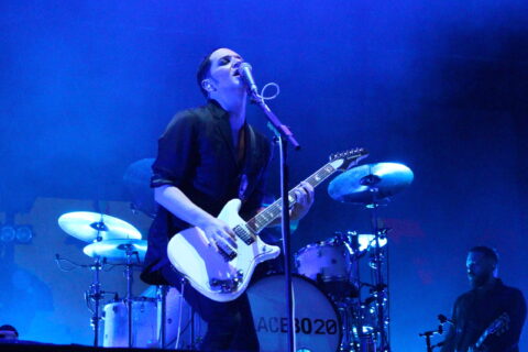 Brian Molko, vocalista do Placebo, se apresentando ao vivo