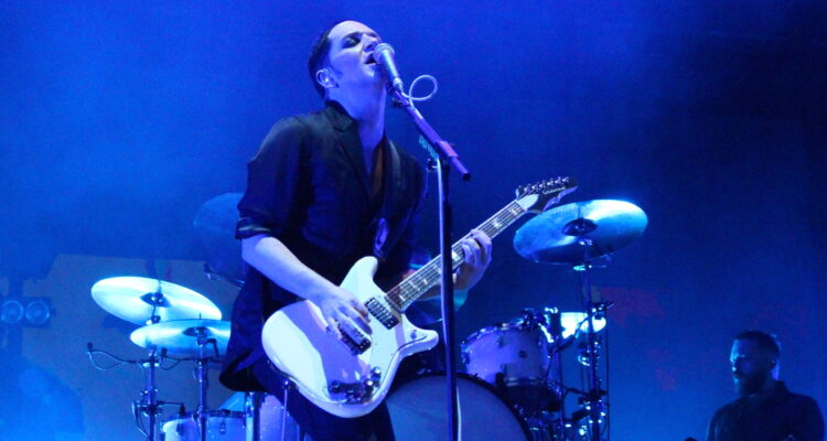 Brian Molko, vocalista do Placebo, se apresentando ao vivo