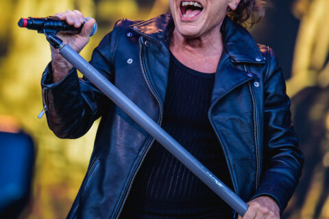 Bruce Dickinson cantando ao vivo no palco