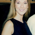 Céline Dion sorrindo em evento