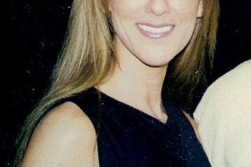 Céline Dion sorrindo em evento