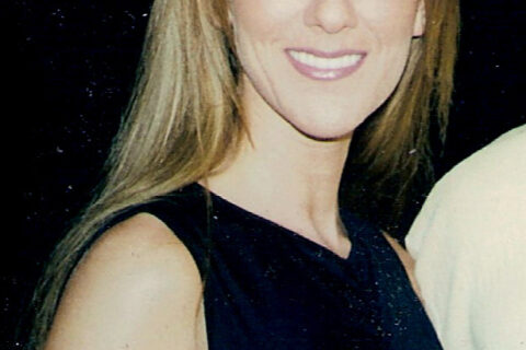 Céline Dion sorrindo em evento