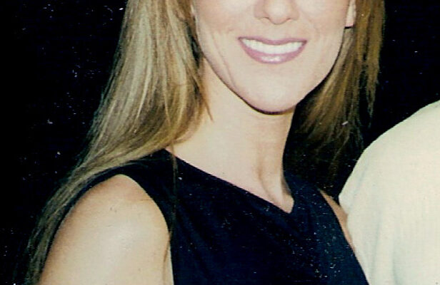 Céline Dion sorrindo em evento